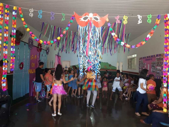 A Secretaria Municipal de Ass. Social promove folia de carnaval no SCFV.